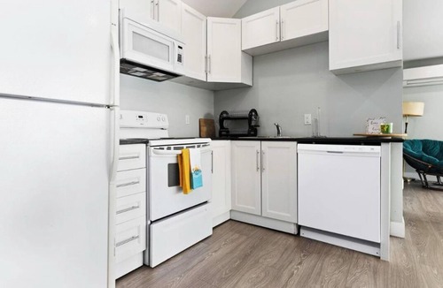 Ryerson Cottage | Lakefront Charm - 3 Bedroom Cottage with panoramic Bay Window Views.