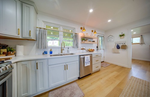 Stow Cottage | Lakefront Chautauqua Cottage Getaway