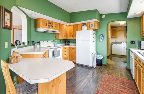 Chiloquin House | Lakefront Chiloquin Home w/Scenic Deck!