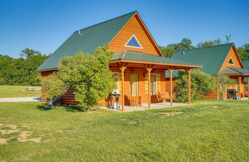 Columbia Cabin | Lakefront Columbia Cabin w/Porch & Shared Dock