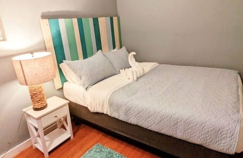 Spring Grove House | Lakefront Comfy 1BR Cabin @ The Lake-Heim by Chain-O-Lakes