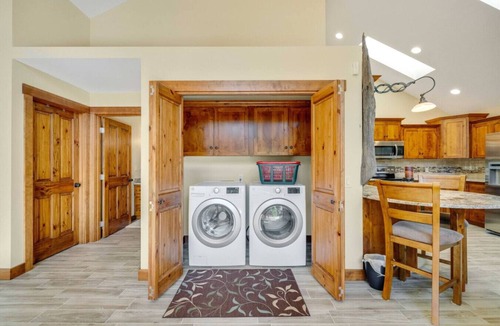 Saunders Lake House | Lakefront Compound - HotTub+Pool Table+Kayaks