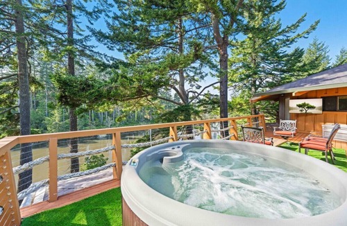 Saunders Lake House | Lakefront Compound - HotTub+Pool Table+Kayaks