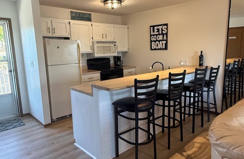 Lake of the Ozarks Condo | Lakefront Condo Balcony & Pool Near Margaritaville, Redheads Grill, Shorty Pants
