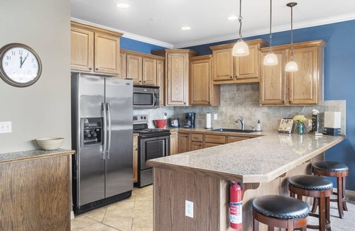 Hollister Condo | Lakefront condo! Close to Big Cedar, Thunder Ridge, SDC, and Branson. Pool!