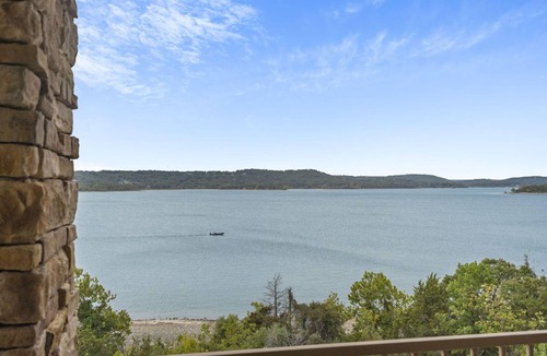 Hollister Condo | Lakefront condo! Close to Big Cedar, Thunder Ridge, SDC, and Branson. Pool!