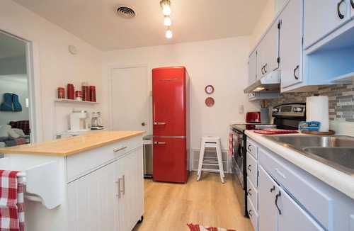 Flat Rock Condo | Lakefront Condo w/King Bed + Free Tix | Pool