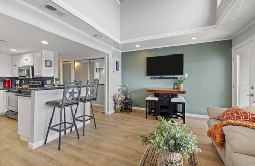 Briarcliff Condo | Lakefront Condo with loft, two decks & amazing views of Lake Travis
