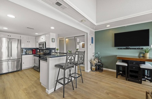 Briarcliff Condo | Lakefront Condo with loft, two decks & amazing views of Lake Travis