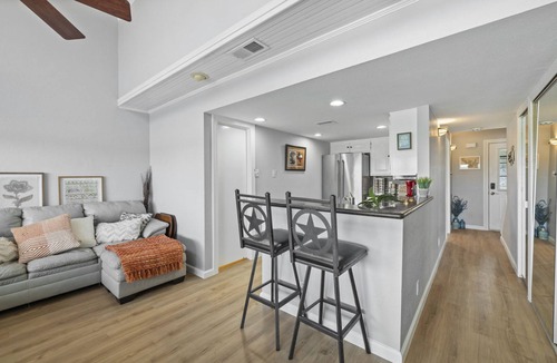 Briarcliff Condo | Lakefront Condo with loft, two decks & amazing views of Lake Travis