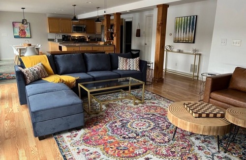 Oxford House | Lakefront Connecticut Oasis - Updates throughout