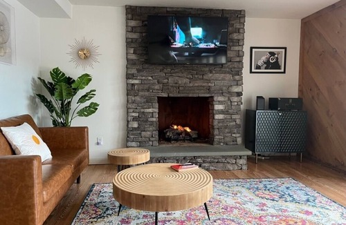 Oxford House | Lakefront Connecticut Oasis - Updates throughout