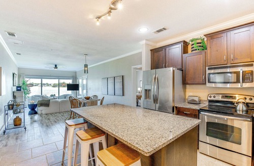 Eureka Condo | Lakefront Corsicana Condo w/Pool Access!