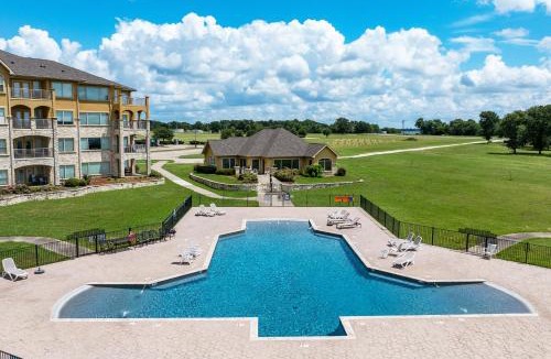 Eureka House | Lakefront Corsicana Condo: Pool & Private Balcony!