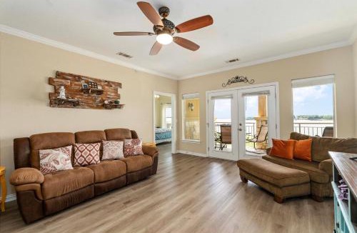 Eureka House | Lakefront Corsicana Condo: Pool & Private Balcony!