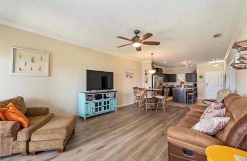 Eureka House | Lakefront Corsicana Condo: Pool & Private Balcony!
