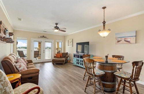 Eureka House | Lakefront Corsicana Condo: Pool & Private Balcony!