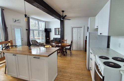 Lindsay Cottage | Lakefront Cottage on Private Road