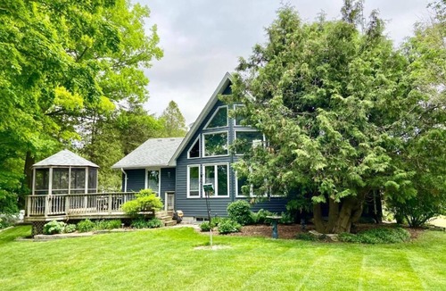 Lambton Shores Cottage | Lakefront Cottage w Grand Cabin Room