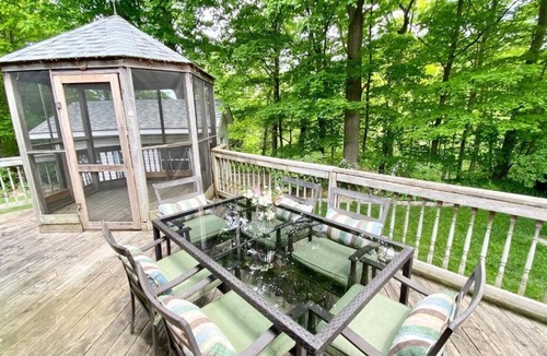 Lambton Shores Cottage | Lakefront Cottage w Grand Cabin Room
