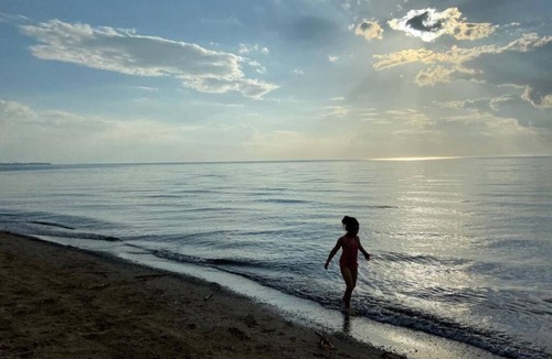 Lambton Shores Cottage | Lakefront Cottage w Grand Cabin Room