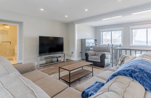 Peterborough Cottage | Lakefront Cottage with Hot Tub and Pool Table
