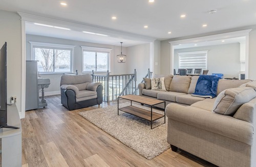 Peterborough Cottage | Lakefront Cottage with Hot Tub and Pool Table
