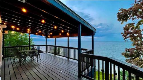 Town of Somerset House | Lakefront Cottage with Spacious Deck and Great Views in NY