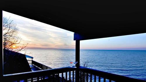 Town of Somerset House | Lakefront Cottage with Spacious Deck and Great Views in NY