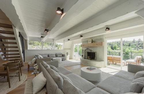 Auburn House | Lakefront Cottage at Lakewood