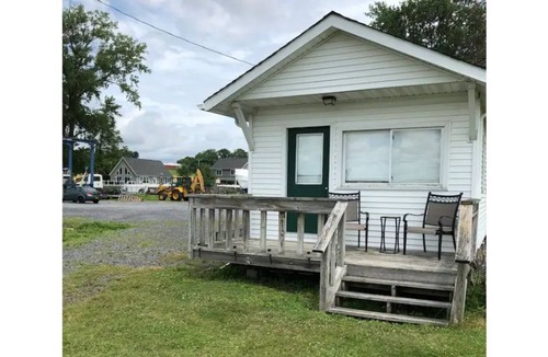 Cayuga House | Lakefront cottage at Lockview Marina