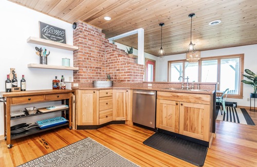 Sodus Point House | Lakefront Cottage - Best of Both