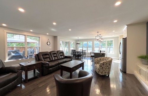 Front of Yonge Ski Chalet | Lakefront cottage