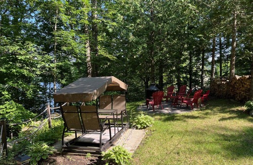 Mont-Laurier Cottage | Lakefront cottage located on a wooded and peaceful lot