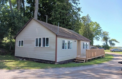 Wellington Cottage | LAKEFRONT COTTAGE #5 - PRINCE EDWARD COUNTY - LAKE CONSECON RESORT