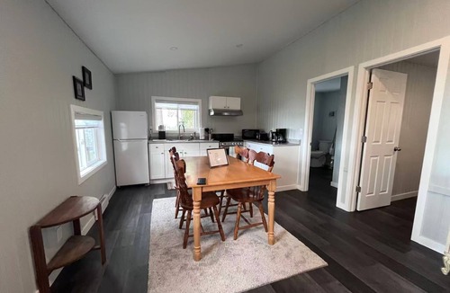Wellington Cottage | LAKEFRONT COTTAGE #6 -Close to Sandbanks - LAKE CONSECON RESORT