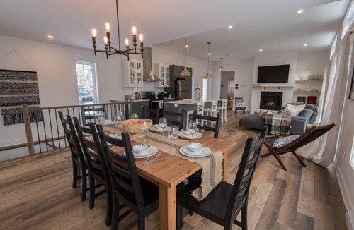 Chertsey Cottage | Lakefront Cottage | Hot Tub, Fireplace, Spa & BBQ