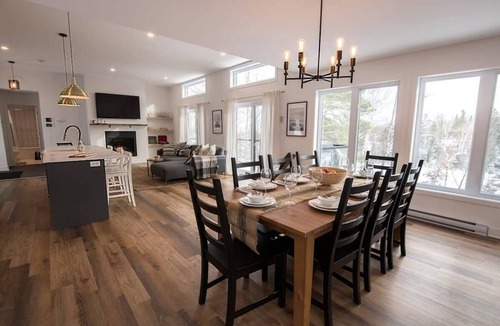 Chertsey Cottage | Lakefront Cottage | Hot Tub, Fireplace, Spa & BBQ
