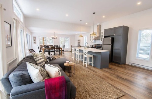 Chertsey Cottage | Lakefront Cottage | Hot Tub, Fireplace, Spa & BBQ