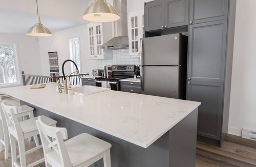 Chertsey Cottage | Lakefront Cottage | Hot Tub, Fireplace, Spa & BBQ