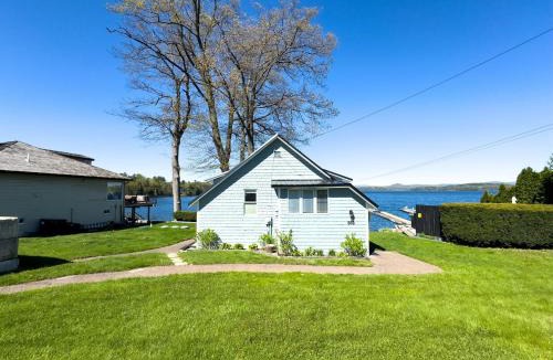 Malletts Bay House | Lakefront Cottage in Colchester