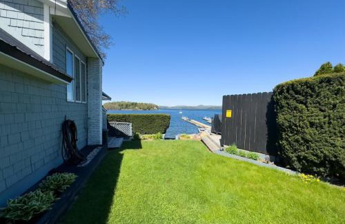 Malletts Bay House | Lakefront Cottage in Colchester