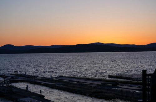 Malletts Bay House | Lakefront Cottage in Colchester