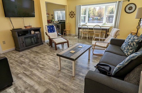 Ludington House | Lakefront cottage on Hamlin Lake!