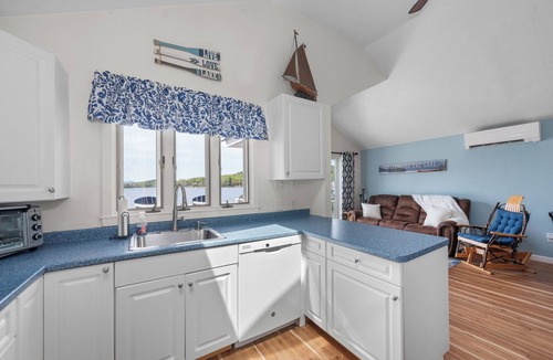 Laconia Cottage | Lakefront Cottage on Winnipesaukee!