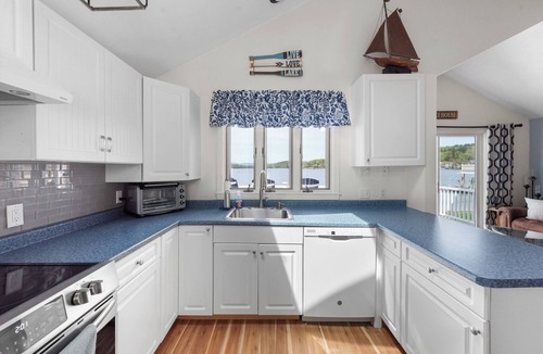 Laconia Cottage | Lakefront Cottage on Winnipesaukee!