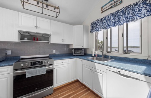 Laconia Cottage | Lakefront Cottage on Winnipesaukee!