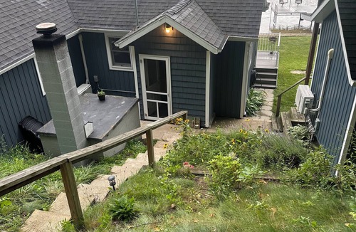 Bradley Cottage | Lakefront Cottage Retreat with Sandy Beach