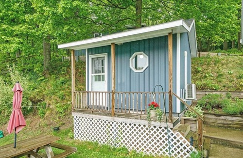Bradley Cottage | Lakefront Cottage Retreat with Sandy Beach
