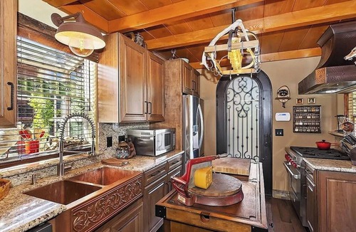 Boulder Bay House | Lakefront Cottage w/Hot Tub | Iconic Boulder Bay Retreat